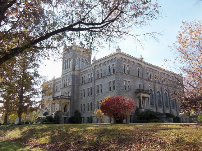 1024px-Holy_Redeemer_College_DC_02.JPG