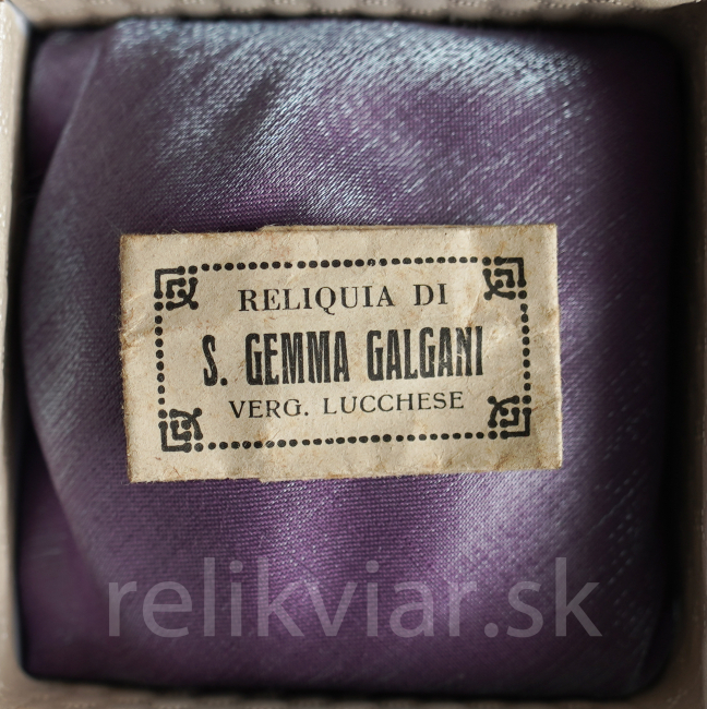 Relikwiarz/papierowa koperta z XX wieku z relikwią świętej Gemmy Galgani 1